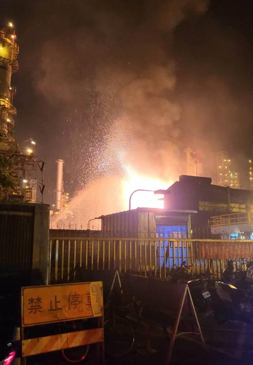 高雄大林炼油厂深夜大火　连续爆炸震醒居民　燃料油储运安全再响警钟
